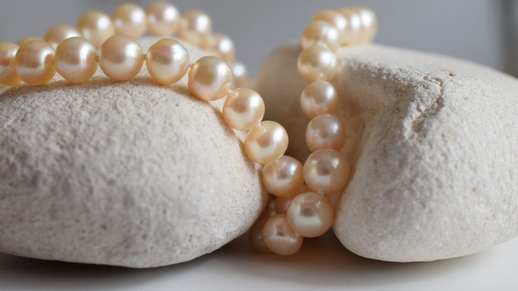 Pérolas: A Sofisticação e Elegância Atemporal das Semijoias